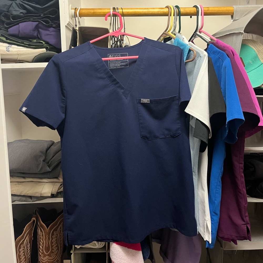 Women’s Figs Catarina One-Pocket Scrub Top, size Medium